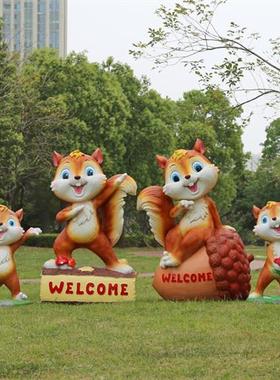 玻璃钢卡通松鼠雕塑户外公园草坪动物摆件园林景观幼儿园装饰小品
