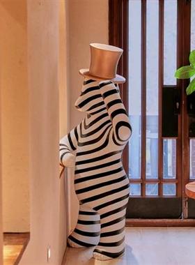 客厅大型落地礼貌条纹熊摆件酒店商场玻璃钢卡通雕塑售楼部装饰品