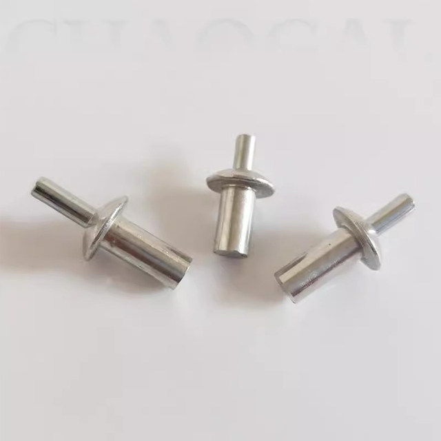 Knocking aluminum rivet core-burning flowering expansion nail