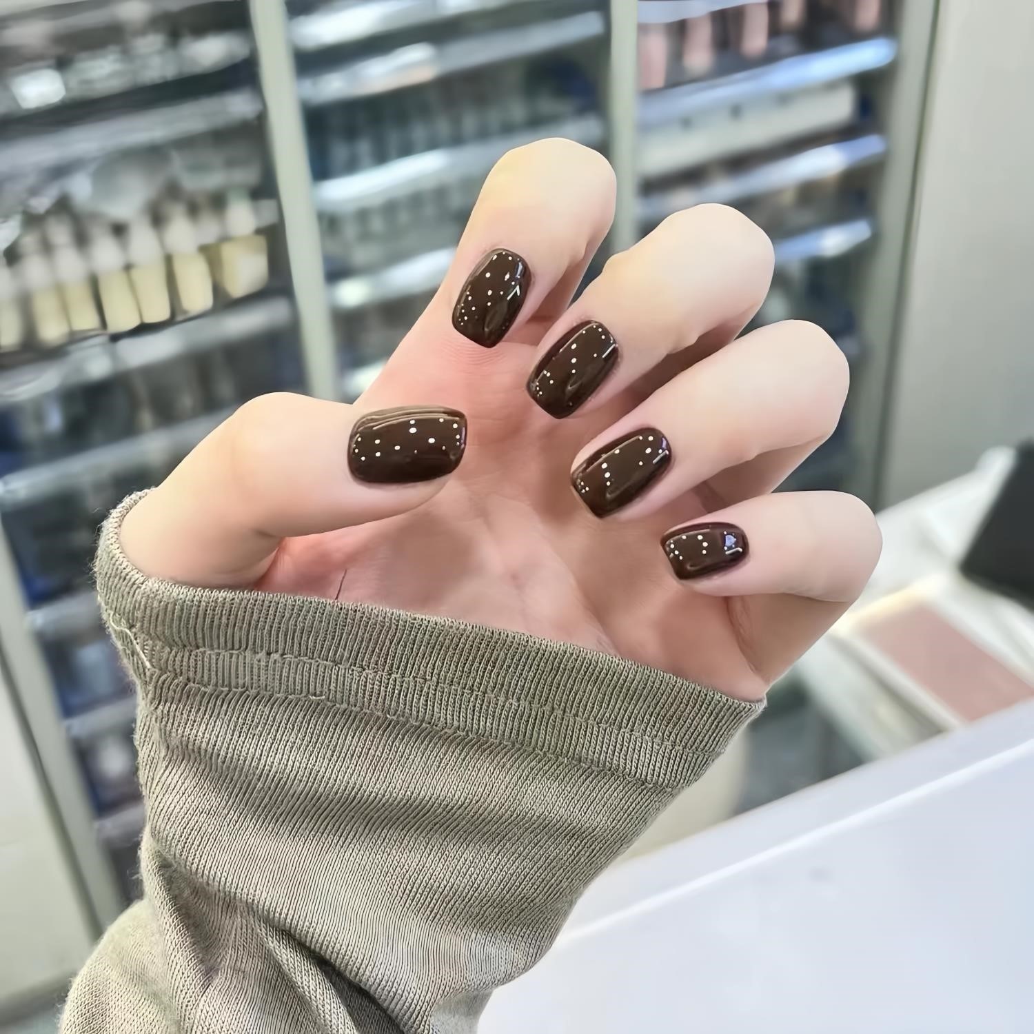 指甲贴片新年咖啡棕纯色手工穿戴甲美甲成品高级感秋冬复古短款,淘宝优惠券,粉丝福利购,淘宝优惠卷