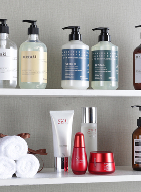 样板房卫生间洗手台浴室柜沐浴露洗发水装饰壁龛饰品摄影道具摆件