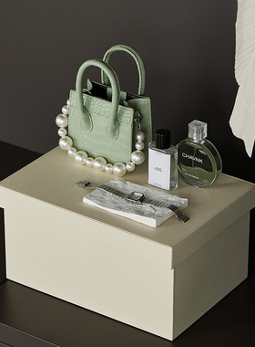 现代样板房衣帽间陈列装饰白绿褶皱衣服配饰鞋子礼帽组合套装摆件