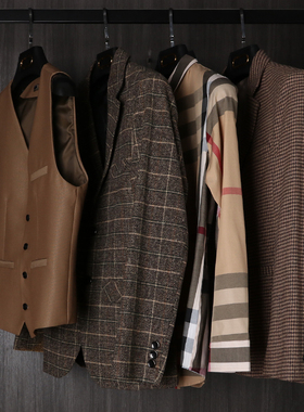 意式轻奢样板房衣服男士衬衫马甲棕色外套托盘领带香水皮鞋饰品