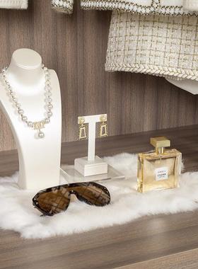 样板间衣帽间软装饰品小香风衣服女士衣柜卧室连衣裙项链摆件组合