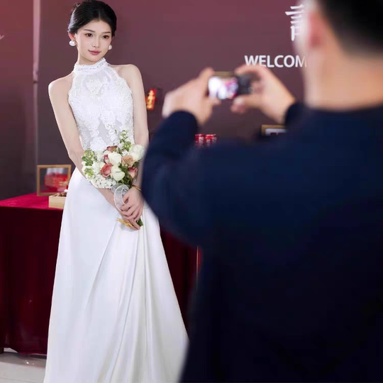 法式白色缎面挂脖晨袍订婚鱼尾蕾丝出门迎宾轻纱新娘敬酒晚礼服裙