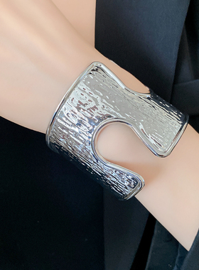 欧美重工宽版时尚手镯