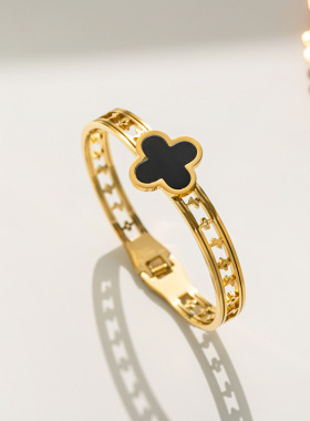 欧美时尚轻奢不锈钢红绿黑白贝母镂空幸运四叶草钛钢手镯弹簧女