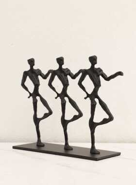 新款直销现代简约设计感三人舞蹈摆件客厅电视柜样板间酒店商场陈