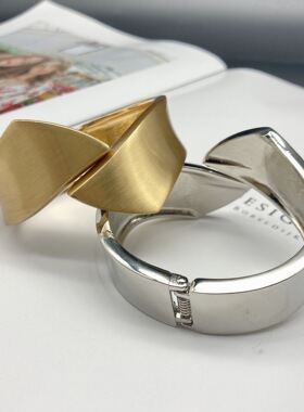 新款 几何电镀时尚OL宽手镯臂环走秀拍照演出首饰手饰保色Bracele