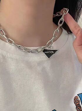 黑色三角形字母轻奢小众高级潮酷项链女2026年新款男士锁骨链颈链