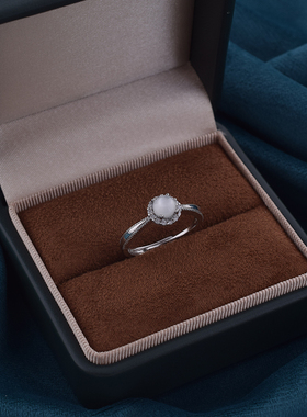 白冰蛋面翡翠玉髓点钻围镶戒指