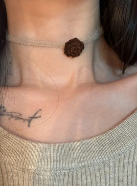 咖色玫瑰花choker颈链女毛茸茸秋冬简约女锁骨链高级感细款项链潮