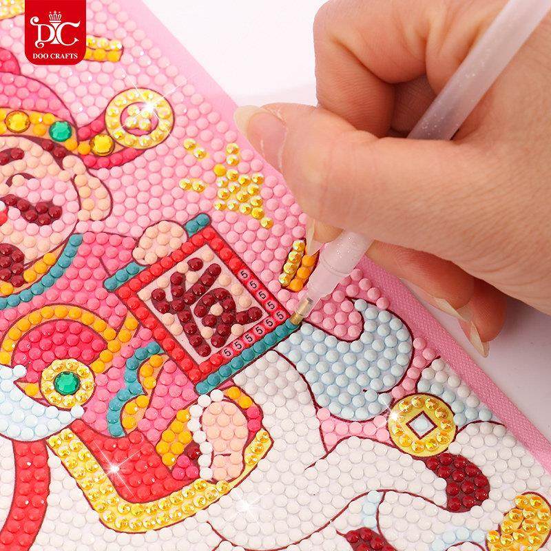 DC蒂彩钻石画财神爷2025新款客厅5d手工diy发财摆件粉嫩粉色礼物,淘宝优惠券,粉丝福利购,淘宝优惠卷