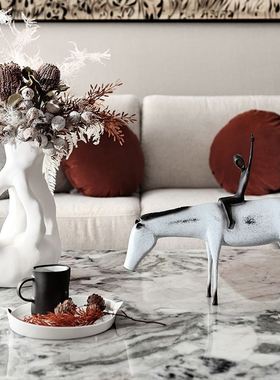 新中式现代简约欧式白色牧马人雕塑摆件样板房售楼处书房软装饰品