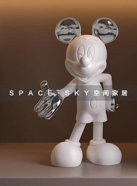 现代简约样板间儿童房书桌米奇主题摆件装饰画床头柜公仔装饰品