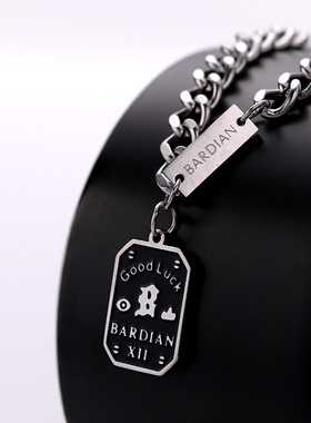 一页出品！个性字母方牌吊坠项链钛钢古巴链小众百搭街头潮酷配饰