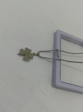 一页出品！钛钢四叶草项链女不掉色幸运草吊坠百搭毛衣链情侣配饰