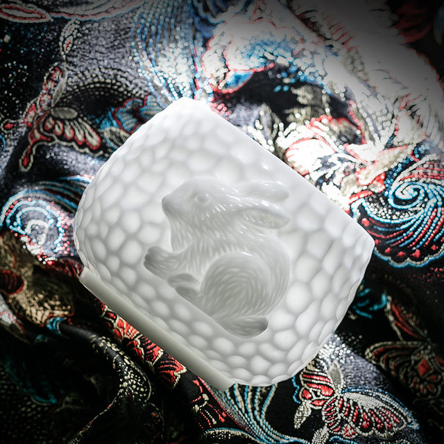 High-end ice jade porcelain zodiac rabbit master cup high-end mutton fat jade ceramic tea cup kung fu personal tea cup