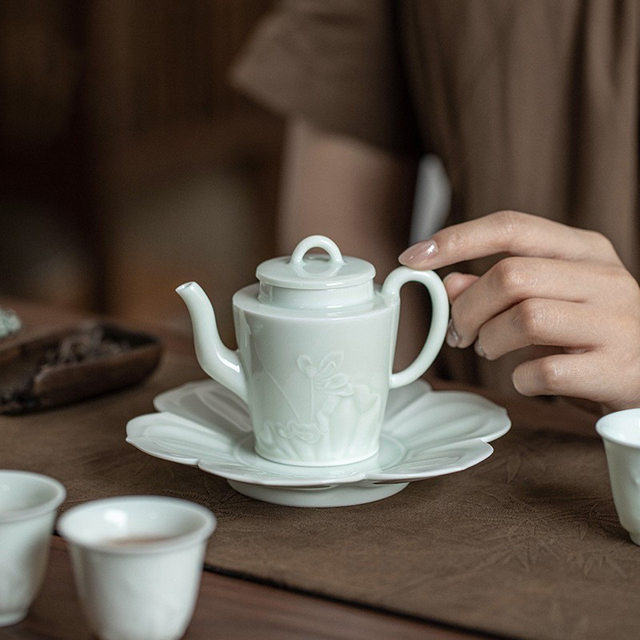 Chinese-style shadow green ceramic hand-held pot for home tea making and water separation small single pot high-end Kung Fu tea set 2025 new style