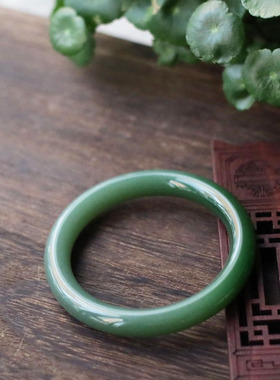 和田碧玉手镯 白加绿渐变菠菜绿碧玉手镯 圆条细润无结构碧玉手镯