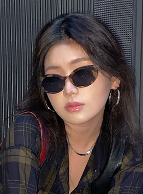 猫眼豹纹墨镜女凹造型ins