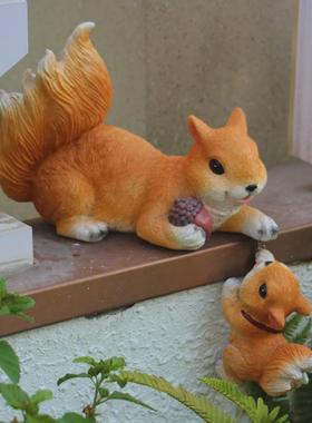 热销户外花园盆挂可爱松鼠攀爬树上管道阳台庭院幼儿园装饰壁挂件