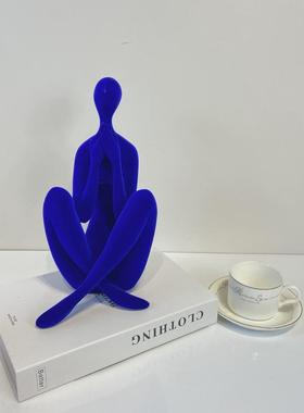 绒抽象艺术摆件蓝色植现代树脂女孩轻奢样板间售楼处软装饰品配饰