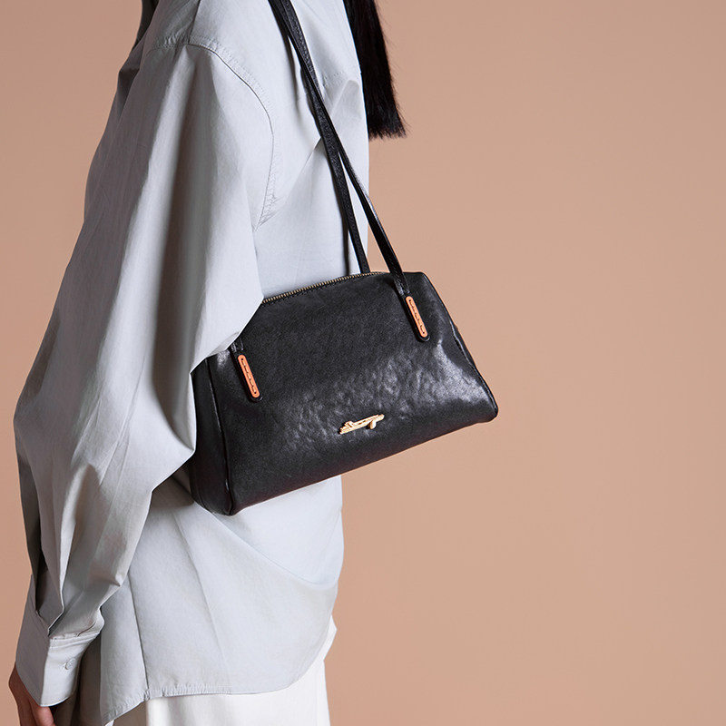 食草堂包包轻奢小众包包女头层牛皮植鞣腋下包高级感单肩包月兮,淘宝优惠券,粉丝福利购,淘宝优惠卷