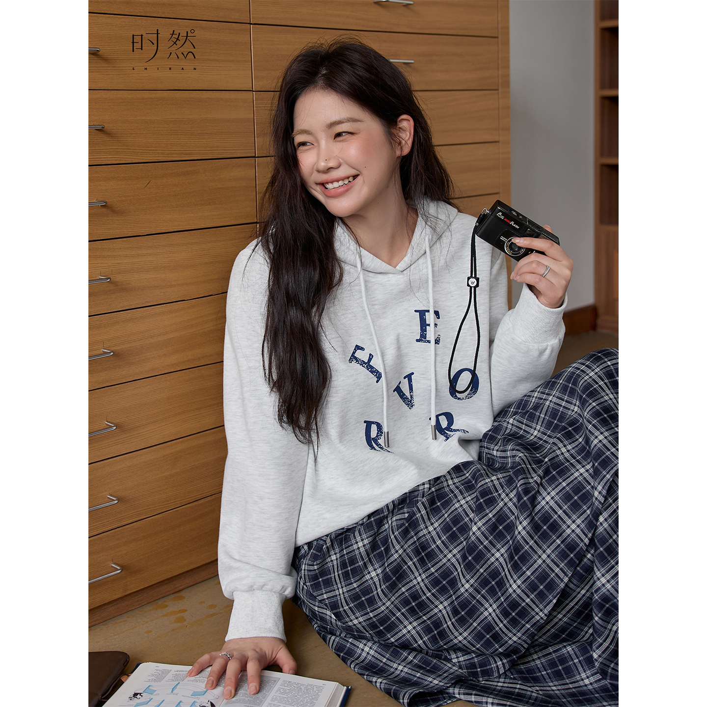 时然大码女装休闲连帽卫衣2025年秋季新款微胖mm显瘦通勤长袖上衣 - 图2