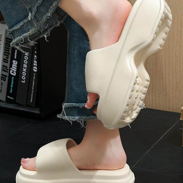 Internet celebrity thick-soled slippers increase the feeling of stepping on shit