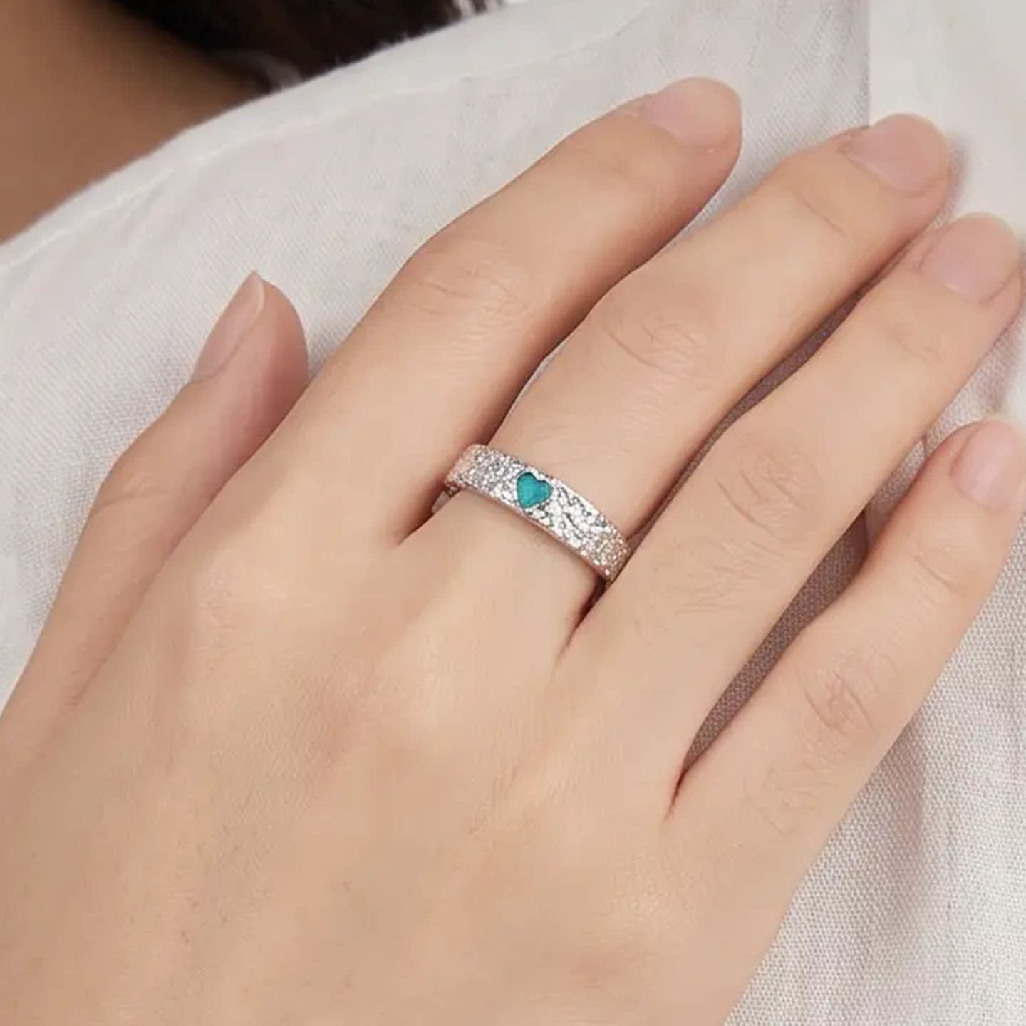 First sight of Cruch couple’s simple and versatile ring