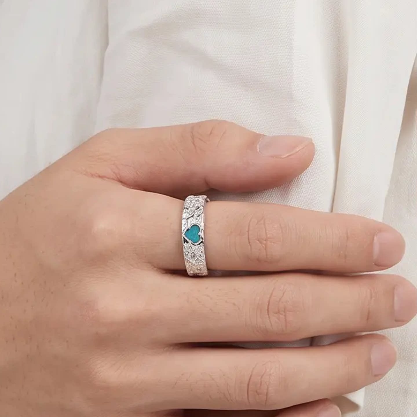 First sight of Cruch couple’s simple and versatile ring