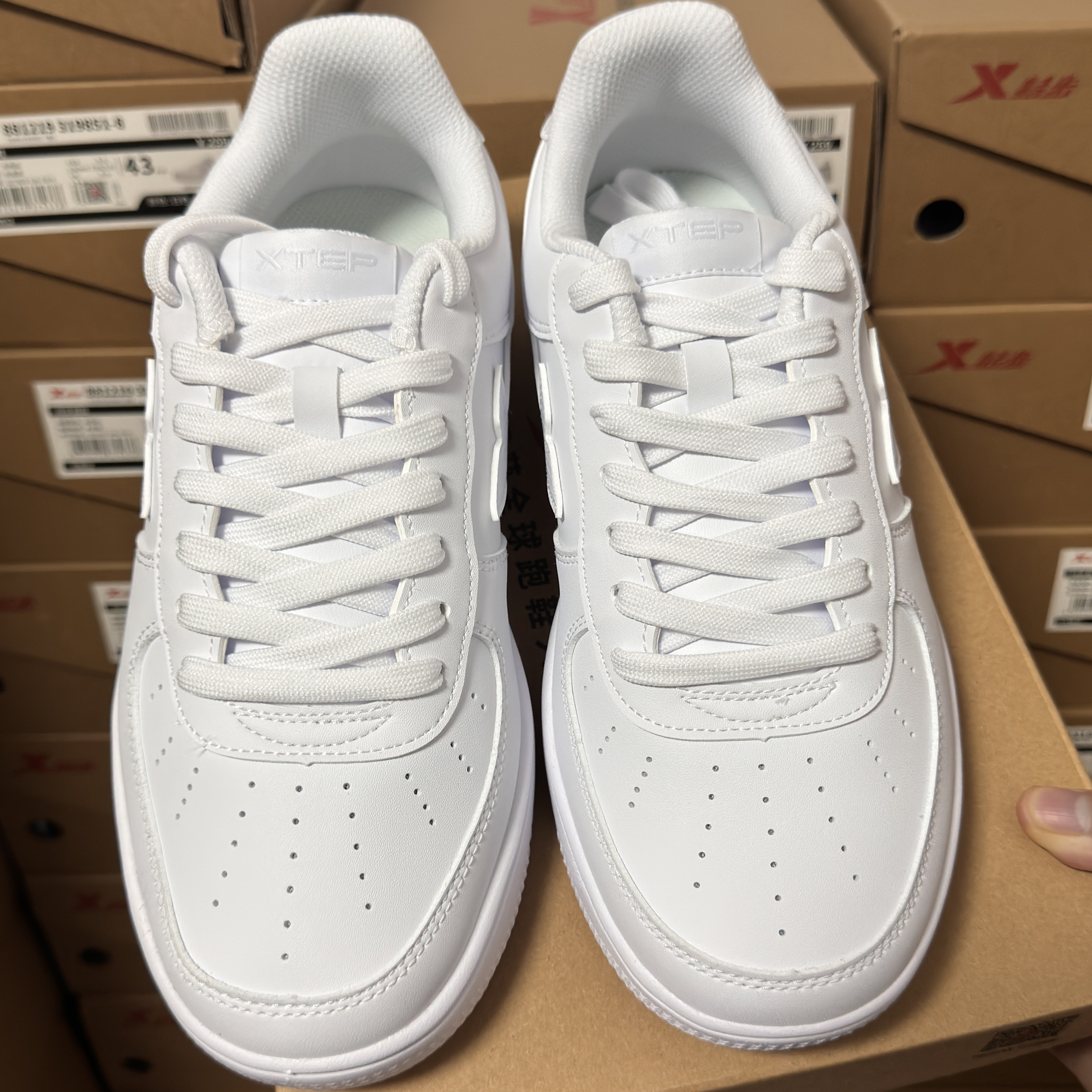 特步板鞋男款空军一号夏季透气百搭低帮小白鞋防滑减震运动休闲鞋 - 图0