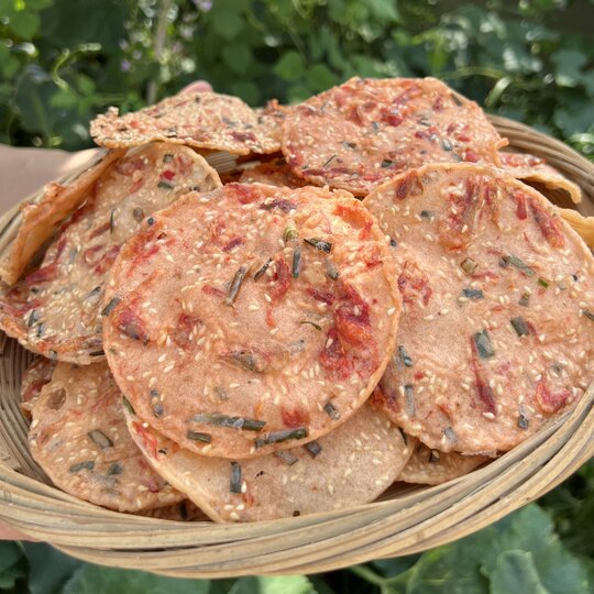 Jiangxi Ganzhou specialty iron spoon cake moon cake rice cake traditional snack pastry fried casual salty shrimp cake