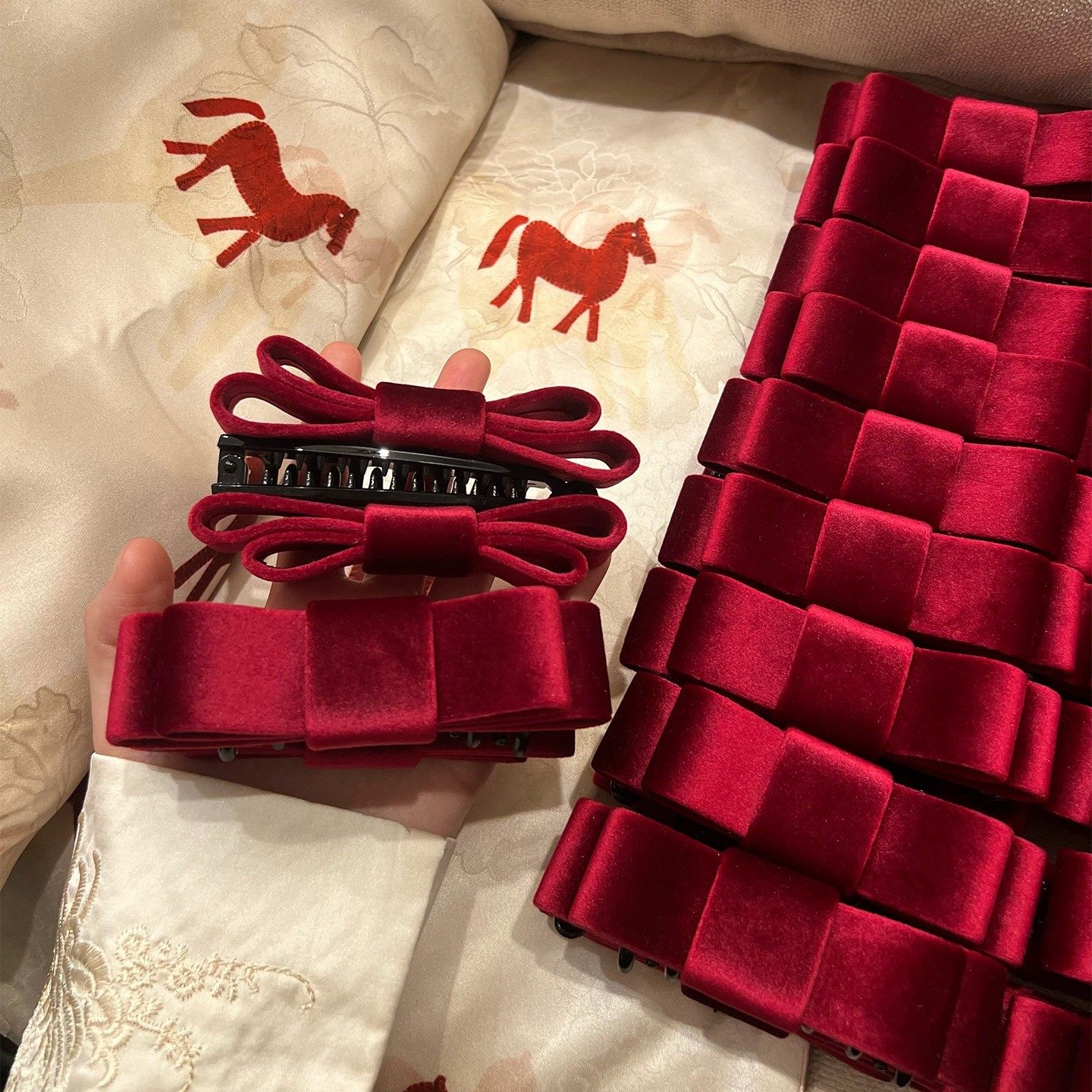 红色丝绒蝴蝶结香蕉夹子高级感后脑勺盘发头饰半扎发抓夹新年发饰,淘宝优惠券,粉丝福利购,淘宝优惠卷