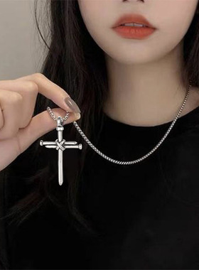 潮牌热卖十字架项链欧美 小众设计钛钢钉子十字架吊坠 女金属锁骨