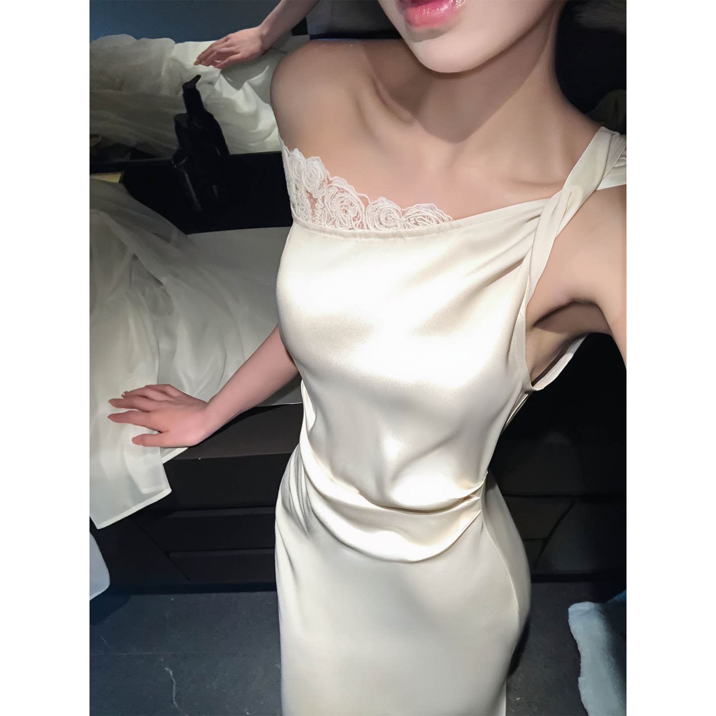 刘智贤【戛纳月光】白色缎面轻礼服修身收腰斜肩无袖连衣裙夏装女