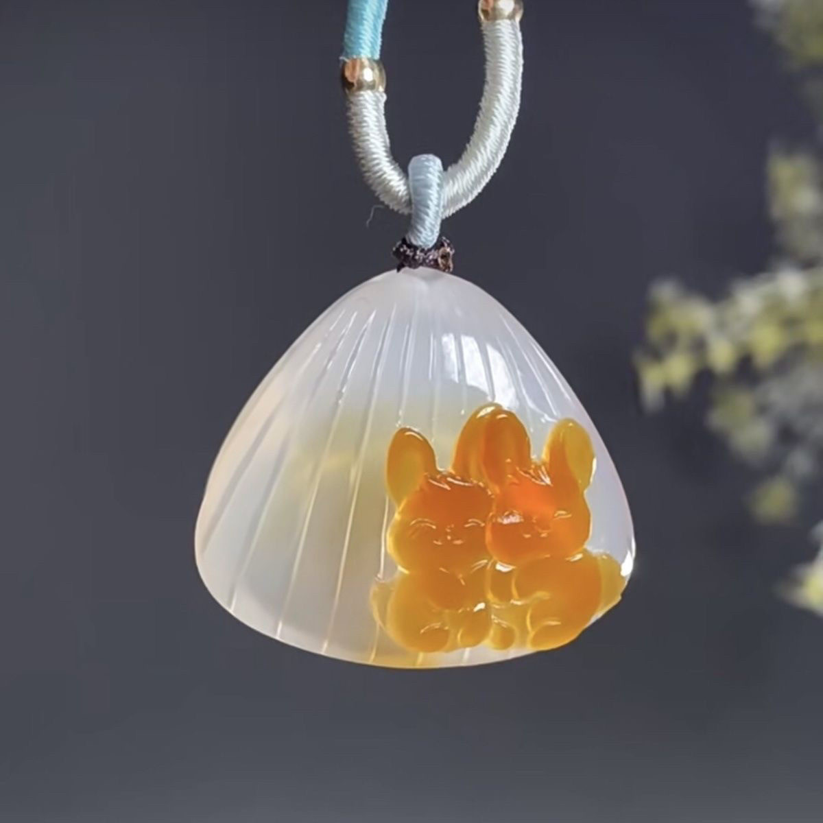 中国工艺天然玛瑙掌上明珠贝壳吊坠生肖猪挂件俏色贝壳吊坠送儿子 - 图1