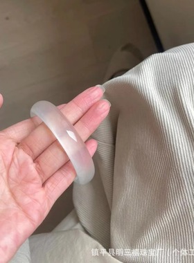 翡翠色高冰白色玉手镯石英岩玉冰种白月光手镯水沫冰透圆条美人镯