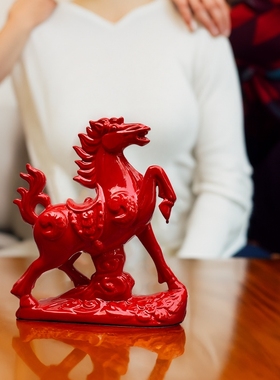 枣红色陶瓷红马家居装饰品