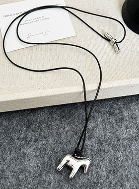 皮绳小马项链长款吊坠个性冷淡风毛衣链时尚简约饰品女高级感蜡线