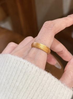 越南沙金不掉色新中式泥鳅背丝绒金拉丝闭口指环高级感素圈戒指