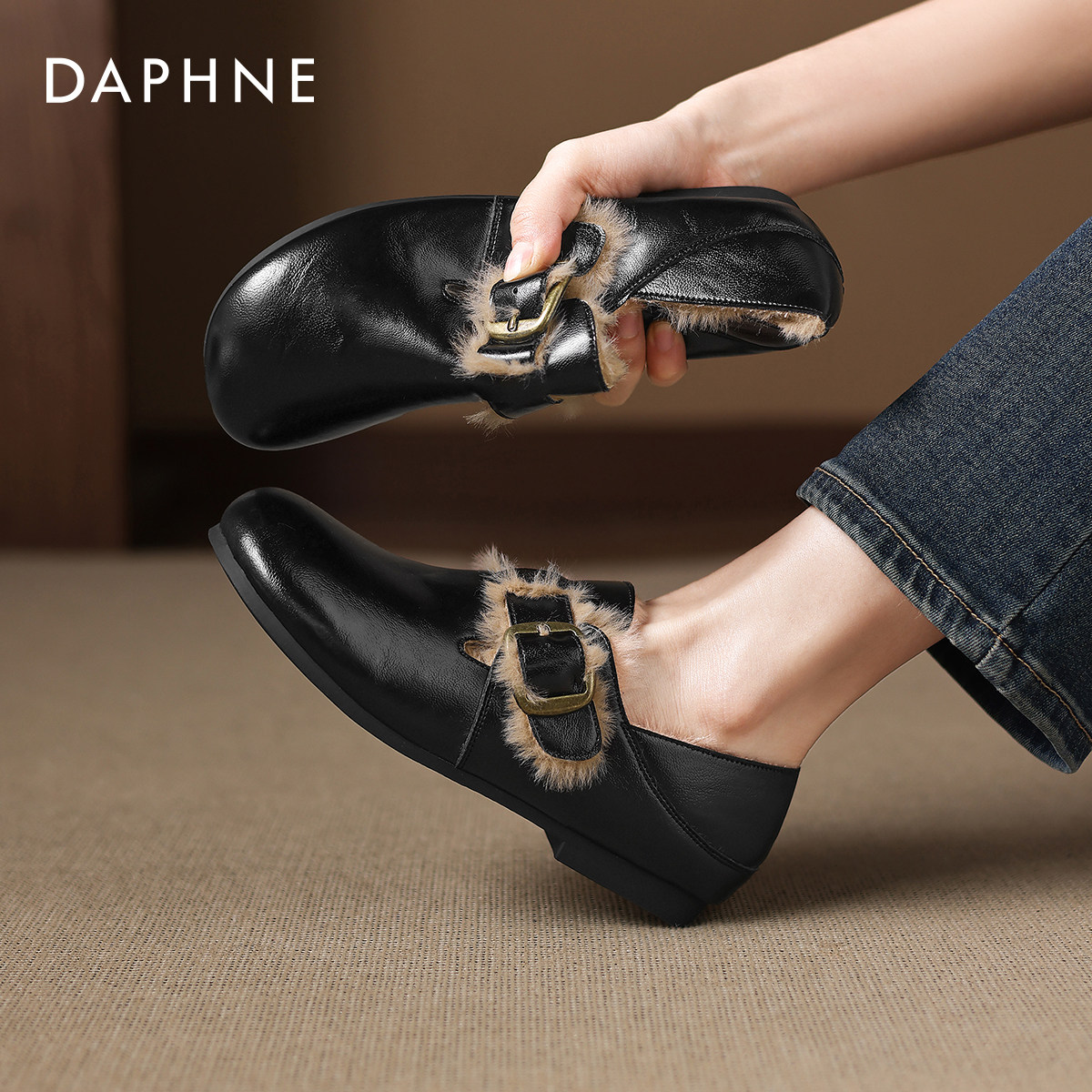 达芙妮加绒全包勃肯鞋女2026新款冬季保暖平底单鞋毛毛博肯小皮鞋,淘宝优惠券,粉丝福利购,淘宝优惠卷