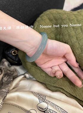 玛瑙镯子蓝水高端冰种翡翠色玉手