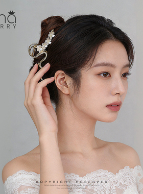 优娜柏丽精致高级感大号发抓花瓣点缀不规则抓夹后脑勺盘发鲨鱼夹