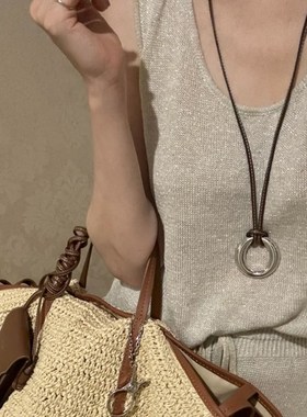 美拉德挂绳项链皮质圆环大吊坠皮绳毛衣链长款黑绳长链轻奢高级感