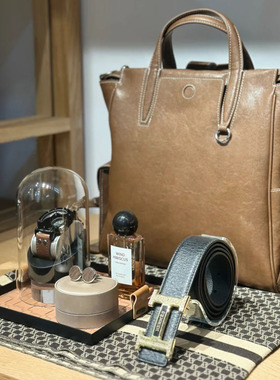 衣帽间男士饰品西服棕色样板房家具展厅衣柜马甲外套皮鞋卧室摆件