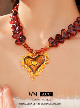 中古风亚克力爱心锁骨链