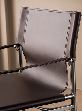 意式极简马鞍皮餐椅现代简约高端碳素钢脚洽谈椅轻奢家用靠背凳子