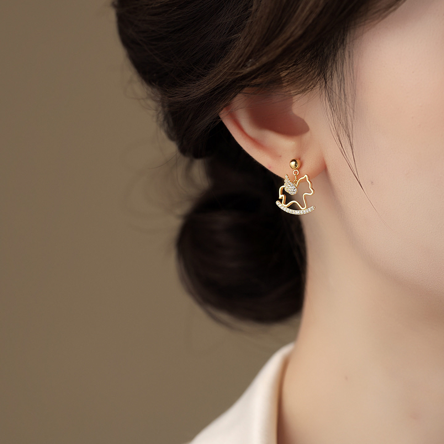 2026新款镶钻金色小马耳环女感轻奢新年耳钉气质精致百搭耳饰,淘宝优惠券,粉丝福利购,淘宝优惠卷